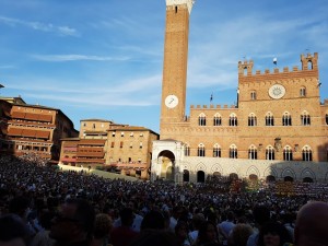 La grande place de Sienne, bien remplie pour une des courses préliminaire du Palio (photo: Sébastien Provencher) 